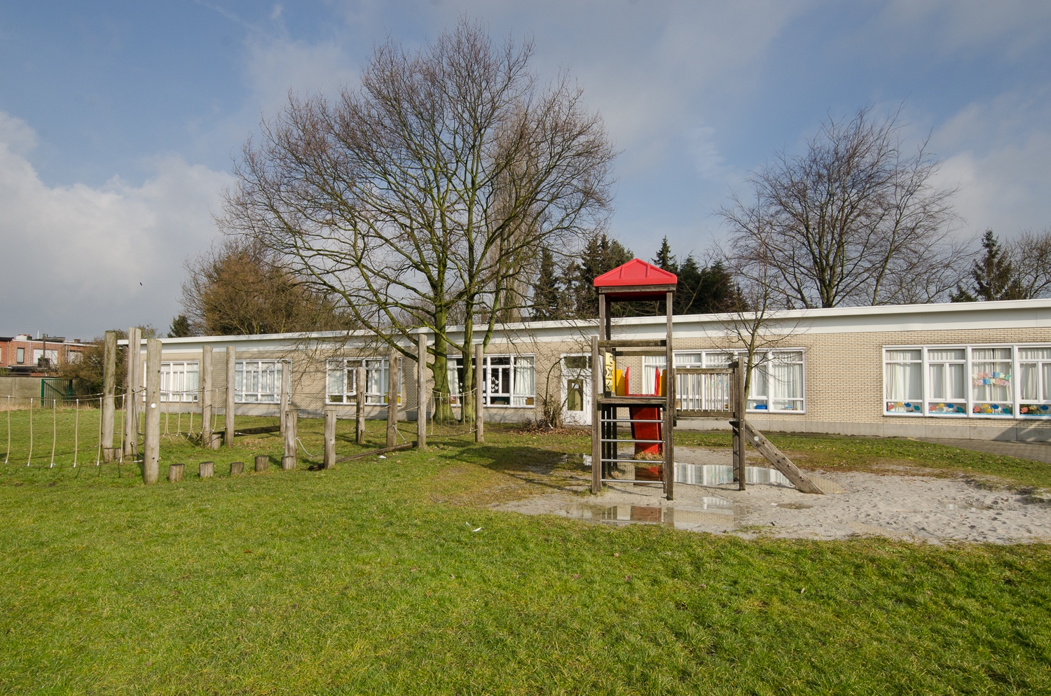 Speeltuin en groot grasveld