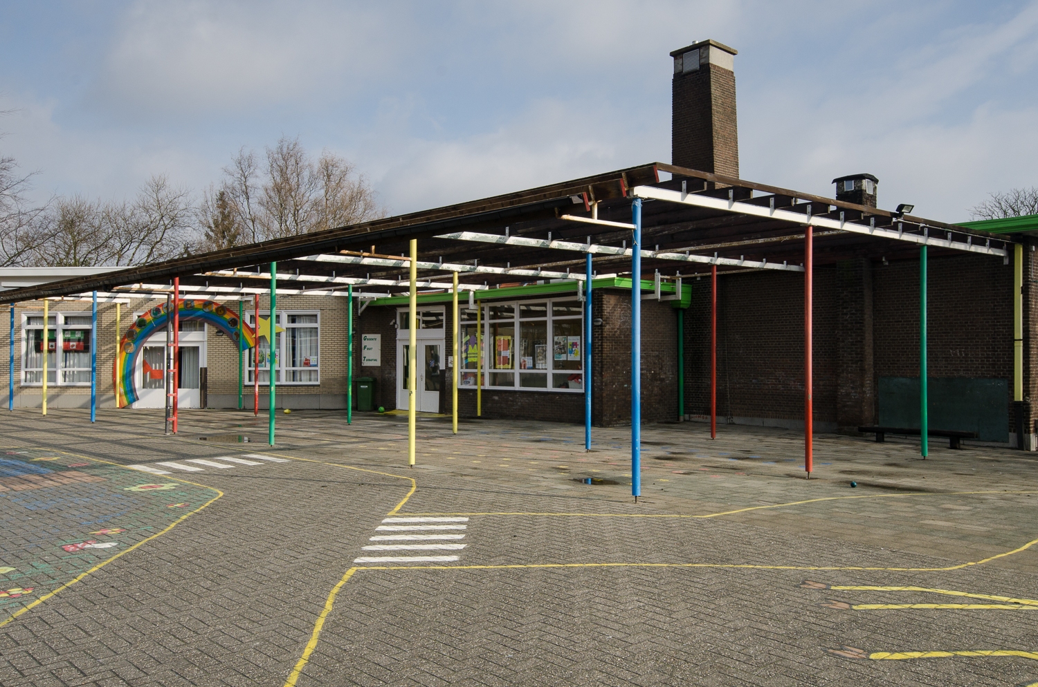 Stenen plein met groot afdak