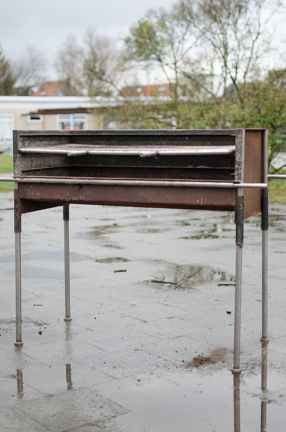 Grote BBQ met poten en rooster verstelbaar in hoogte (2stuks)